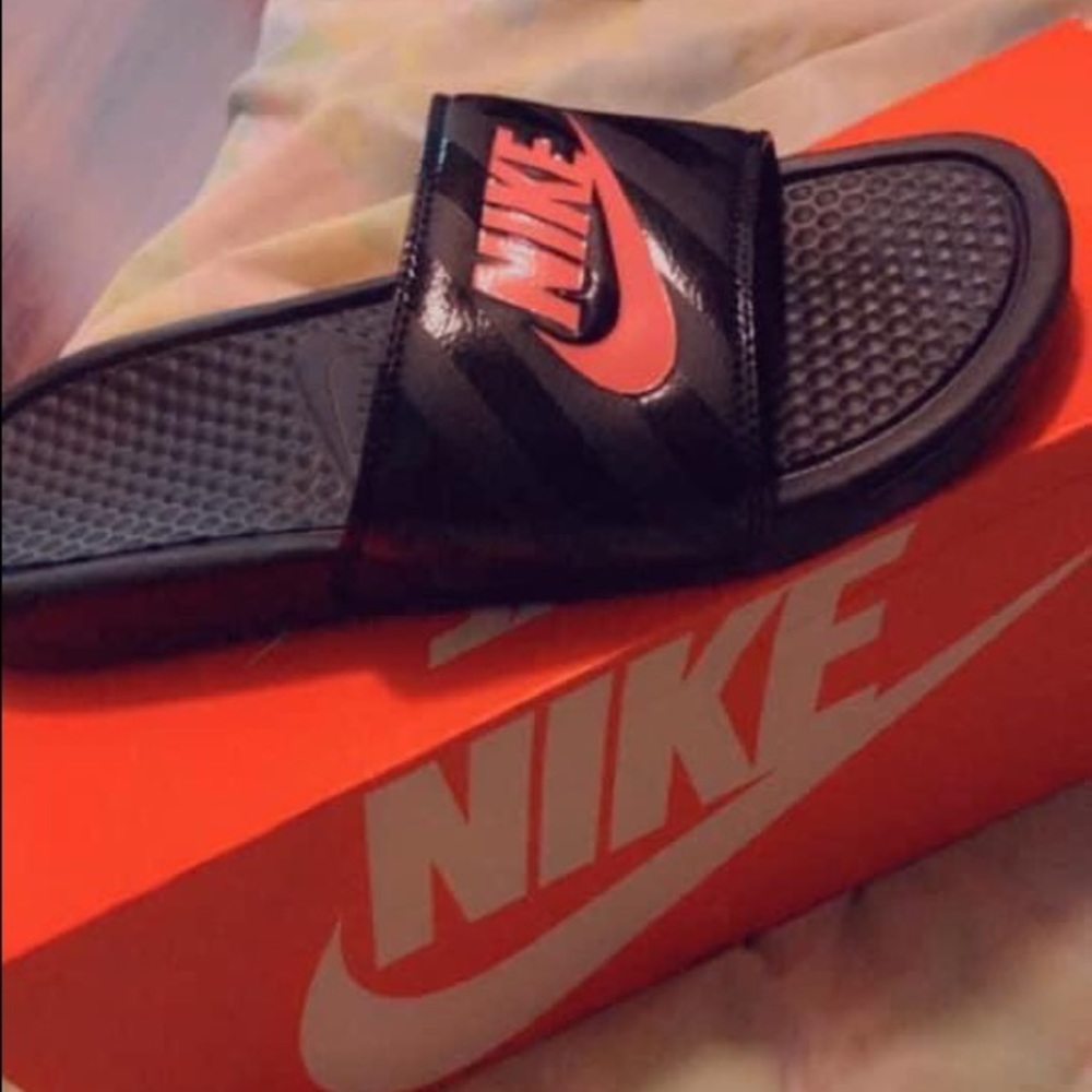 women size 8 nike slides !